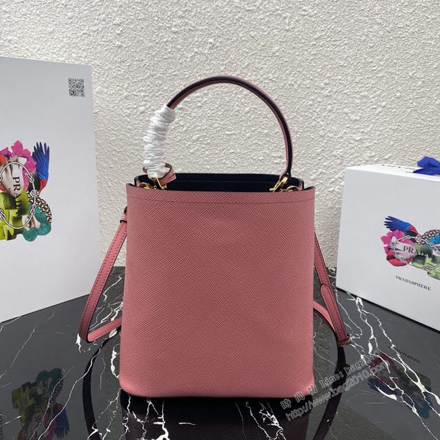 prada女包 普拉達專櫃經典爆款桶包 1BA212 Prada手提包 Prada Saffiano皮肩背包  pyd2273